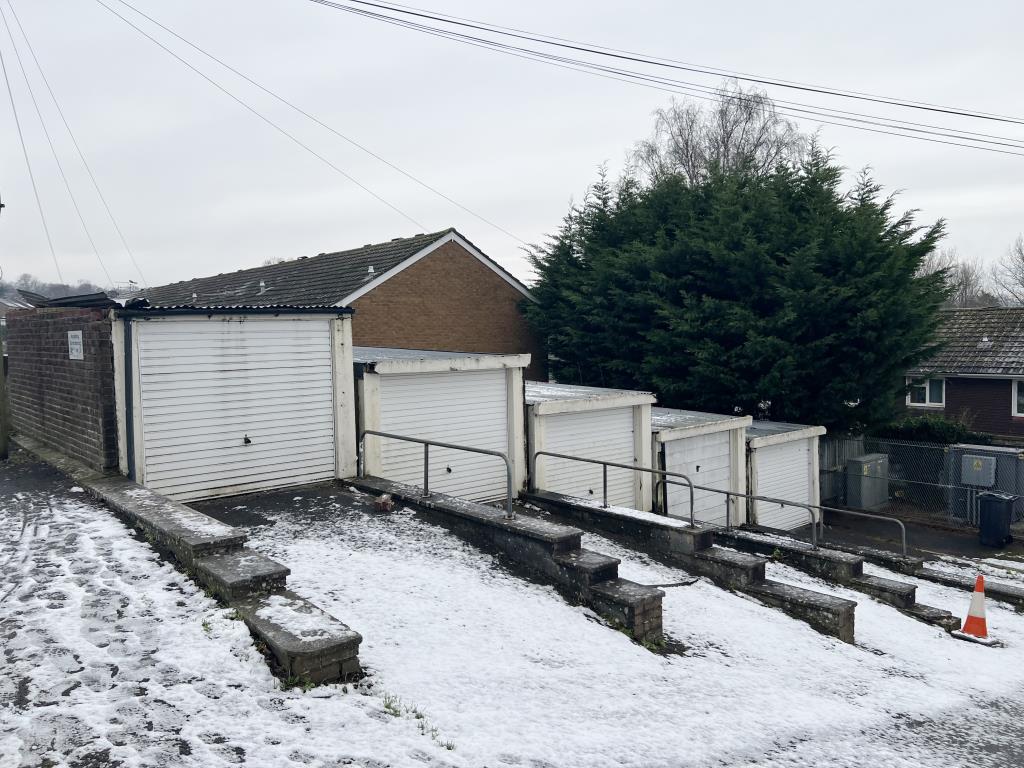 Lot: 18 - FREEHOLD BLOCK OF FIVE GARAGES - General view of the block of garages and parking
